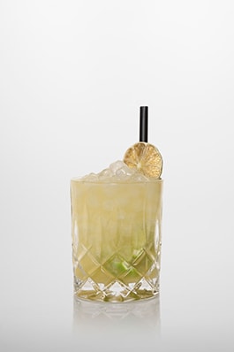 Rezeptur Caipirinha: Cachaça, Lime cordial, frischer Limettensaft, Brauner Rohrzucker.