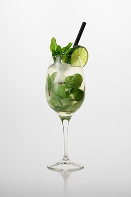 Hugo: Holunderblütensirup, Prosecco, Sprudelwasser, 1⁄3 frischer Limettensaft, Minzblätter.