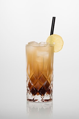 Long Island Iced tea: Vodka, Gin, Rum, Tequila, Triple sec, Zitronensaft, Zuckersirup, Cola.