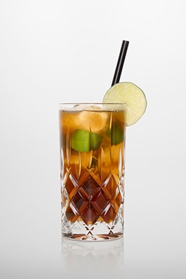 Cuba libre: weißer Rum, Cola, frischer Limettensaft.