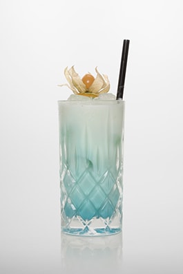 Swimming Pool Cocktail: Vodka, Rum, Blue Curacao, Sahne, Kokossirup, Ananassaft.