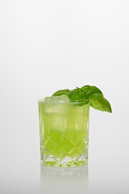 Gin Basil Smash: Gin, Zitronensaft, Zuckersirup, Frischer Basilikum.