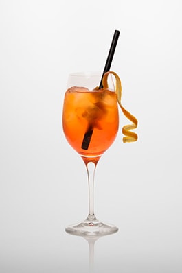 Aperol Spritz: Aperol, Prosecco, Orangenscheibe