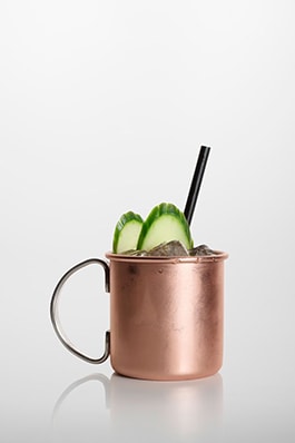 Moscow Mule: Vodka, Limettensaft, Ingwerlimonade, Gurke.