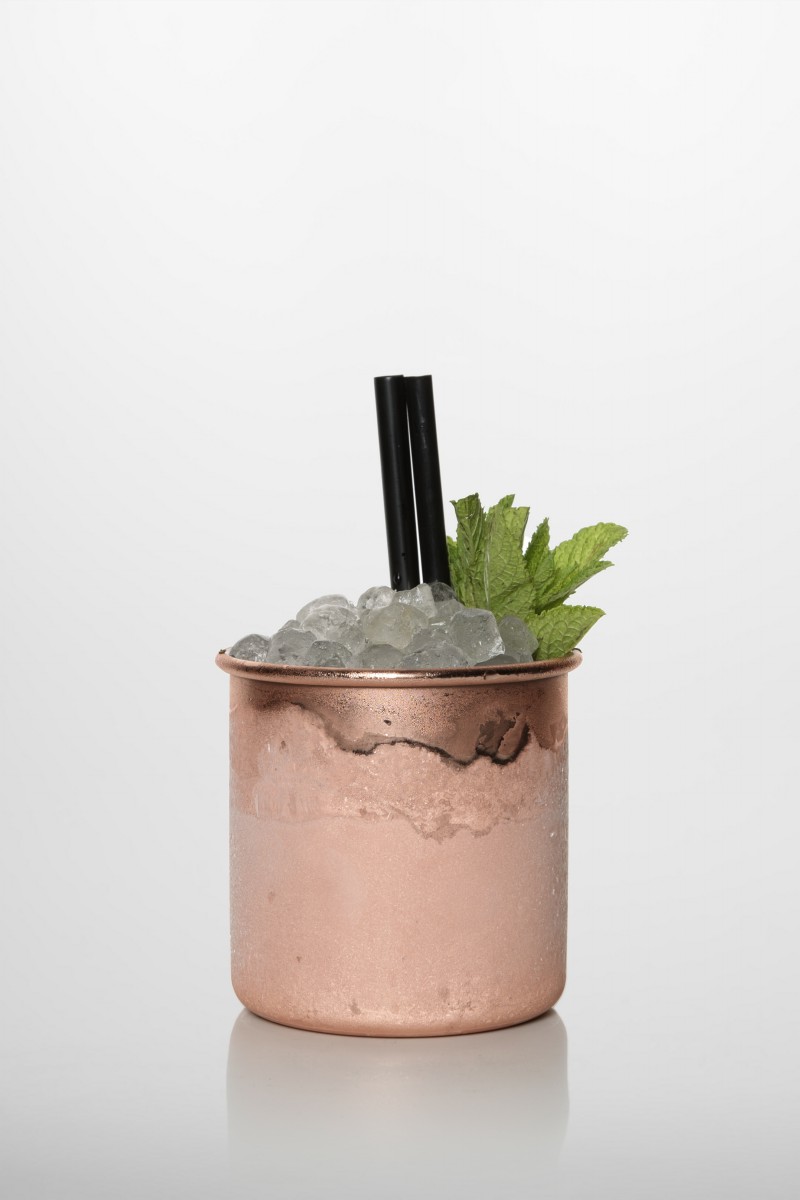Mint Julep Cocktail: Bourbon Whiskey, frischer Limettensaft, Zuckersirup, Minzblätter.