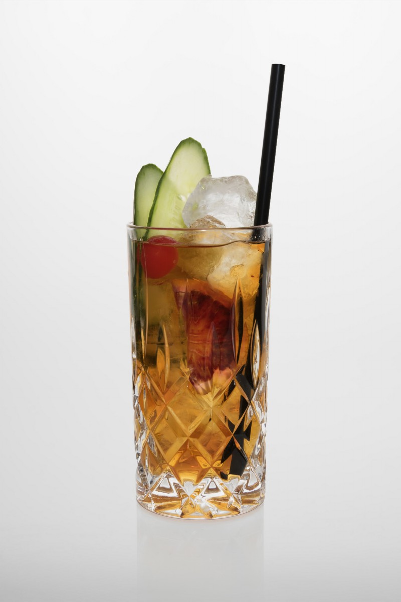 Pimm's cup: Pimm’s Likör, Ginger Ale, Gurke, Kirsche, Orangenscheibe