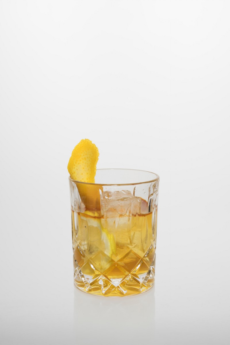 Rezeptur old Fashioned: Whiskey, Würfel Zucker, Angostura bitter, Orangen- & Zitronenschale.