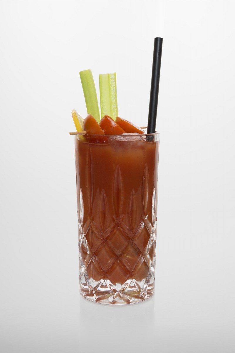 Bloody Mary: Vodka, Tomatensaft, Zitronensaft, Worcestershiresauce, Worcestershiresauce, Selleriesalz, Pfeffer